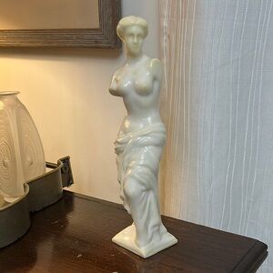 White Sculpture of Venus de Milo in Classical Style